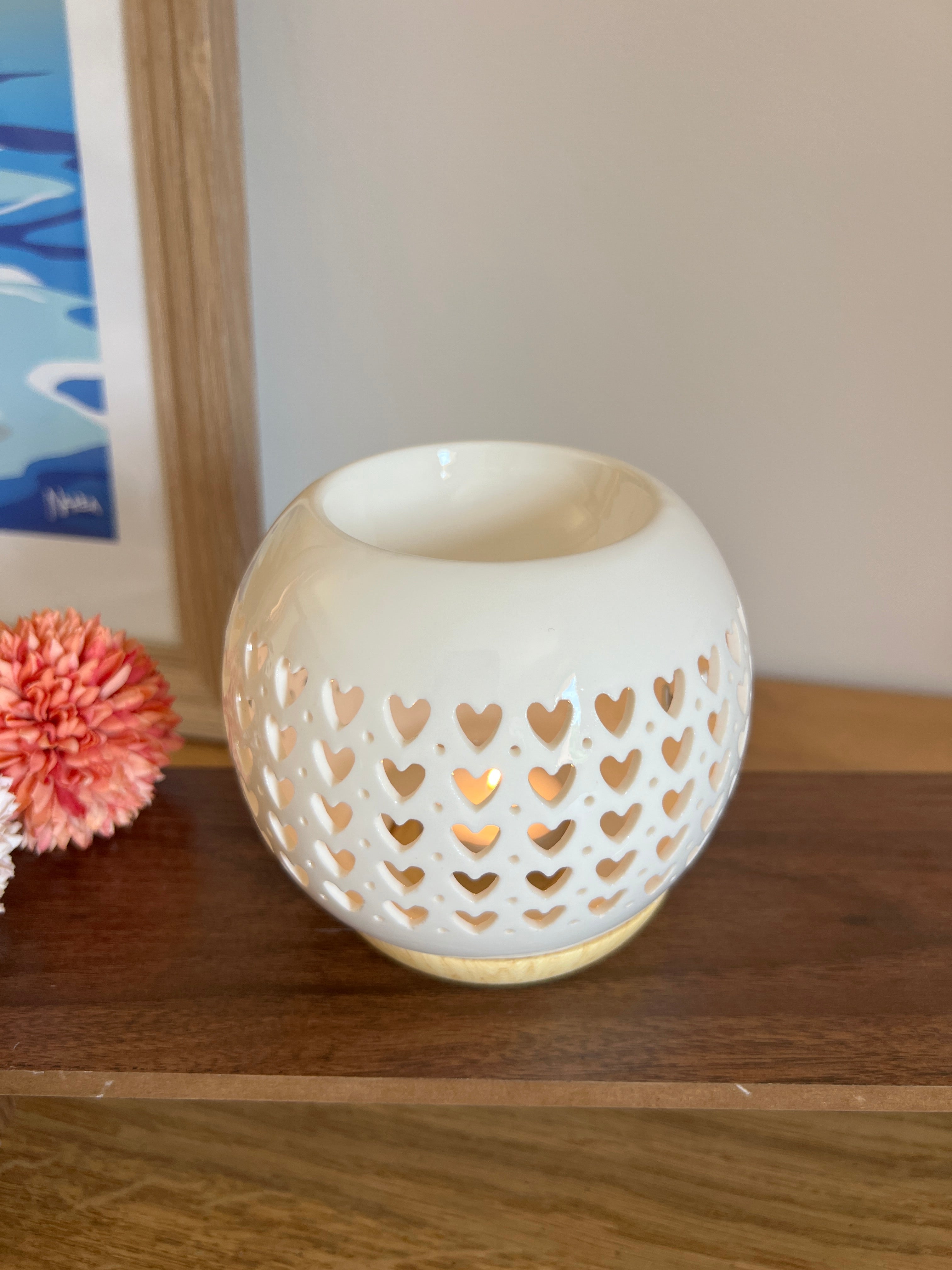 Brûleur en céramique blanche et socle effet bois pour fondants parfumés