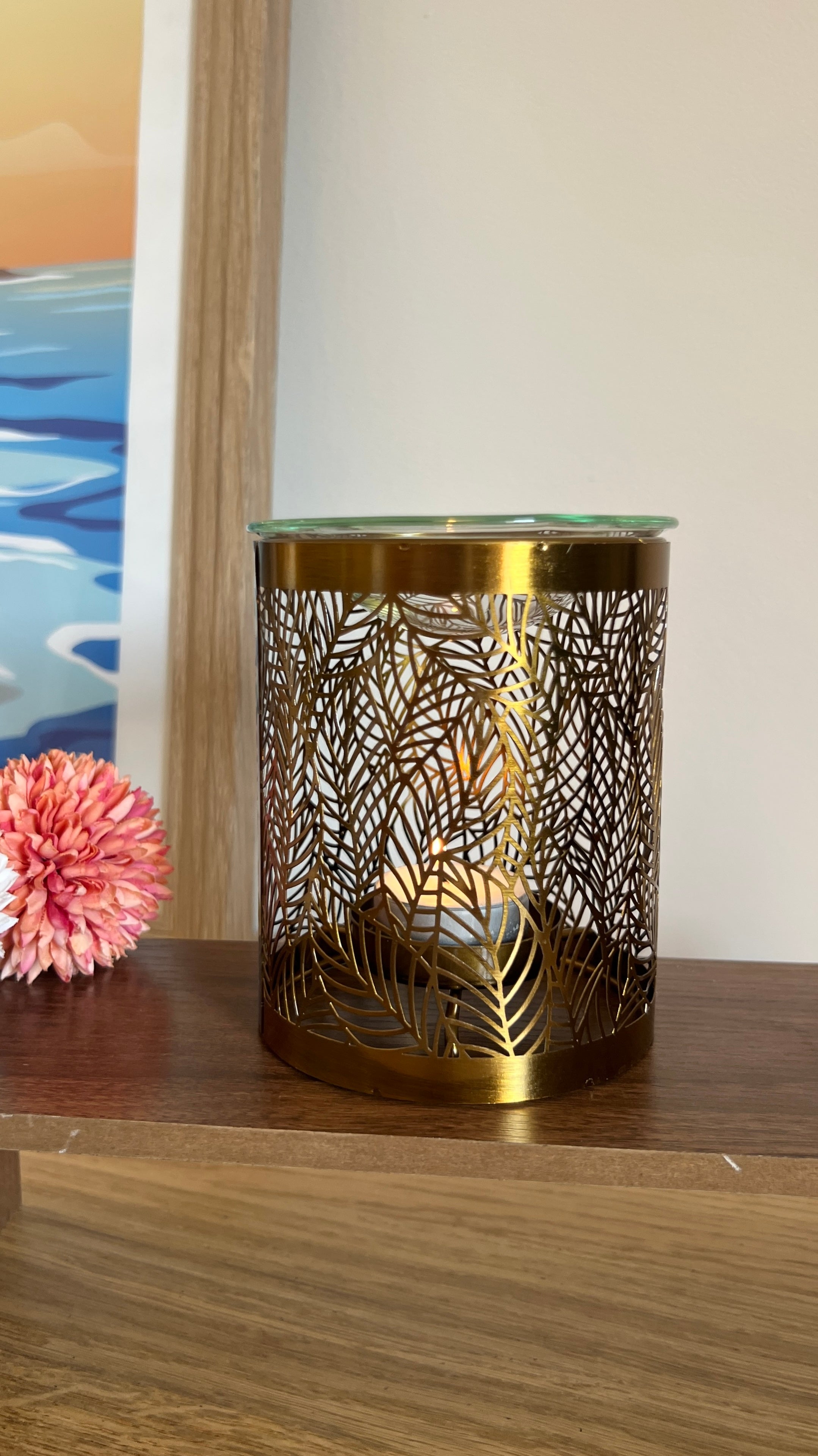 Brûleur à fondants parfumés doré avec motif feuillage ajouré