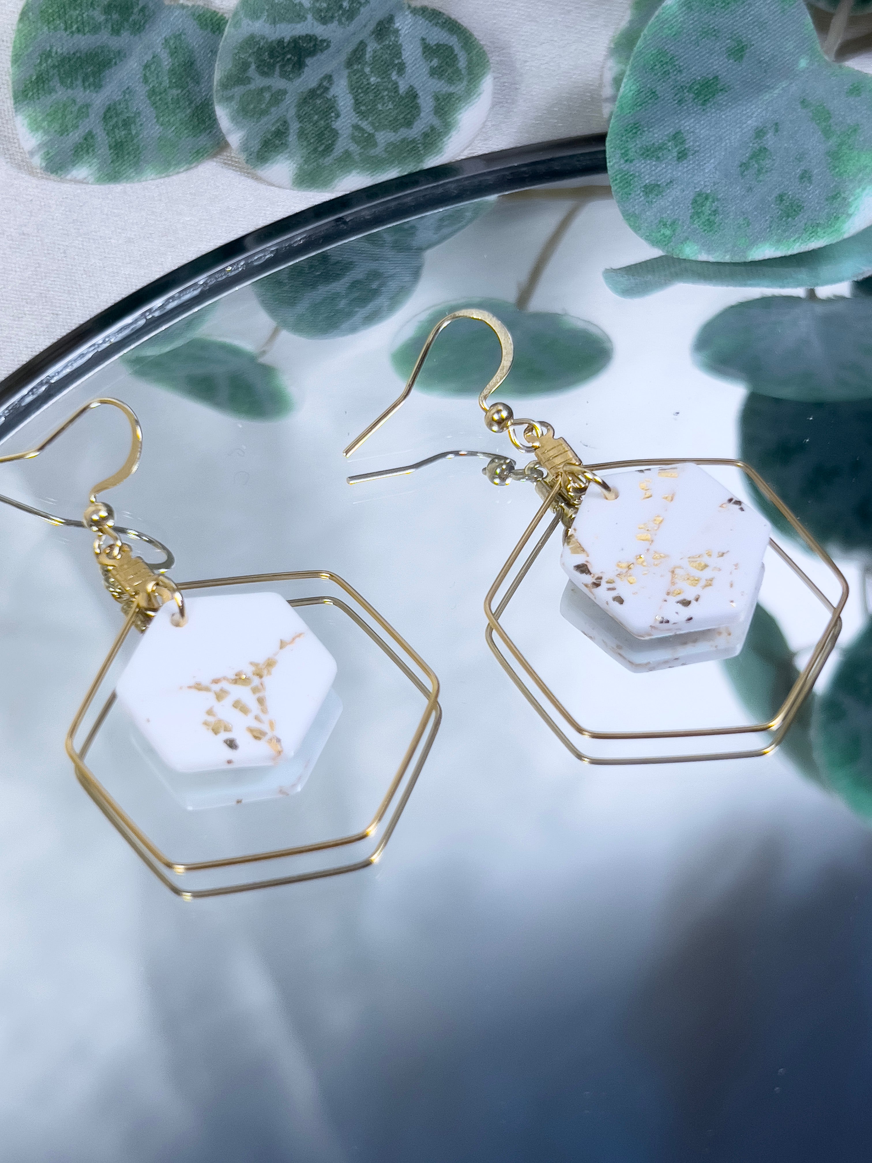 Bijou boucles d'oreilles créoles hexagonale blanc et dorée