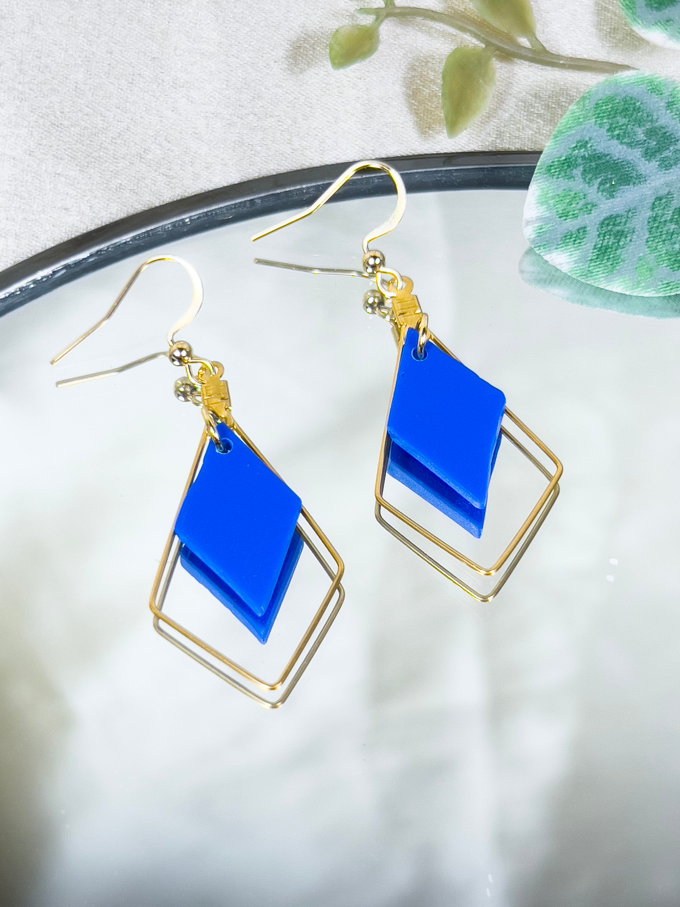 Bijou boucles d'oreilles fantaisie en forme de losange, couleur dorée et bleu roi