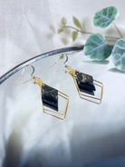 Bijou boucles d'oreilles fantaisie en forme de losange, couleur dorée et noir