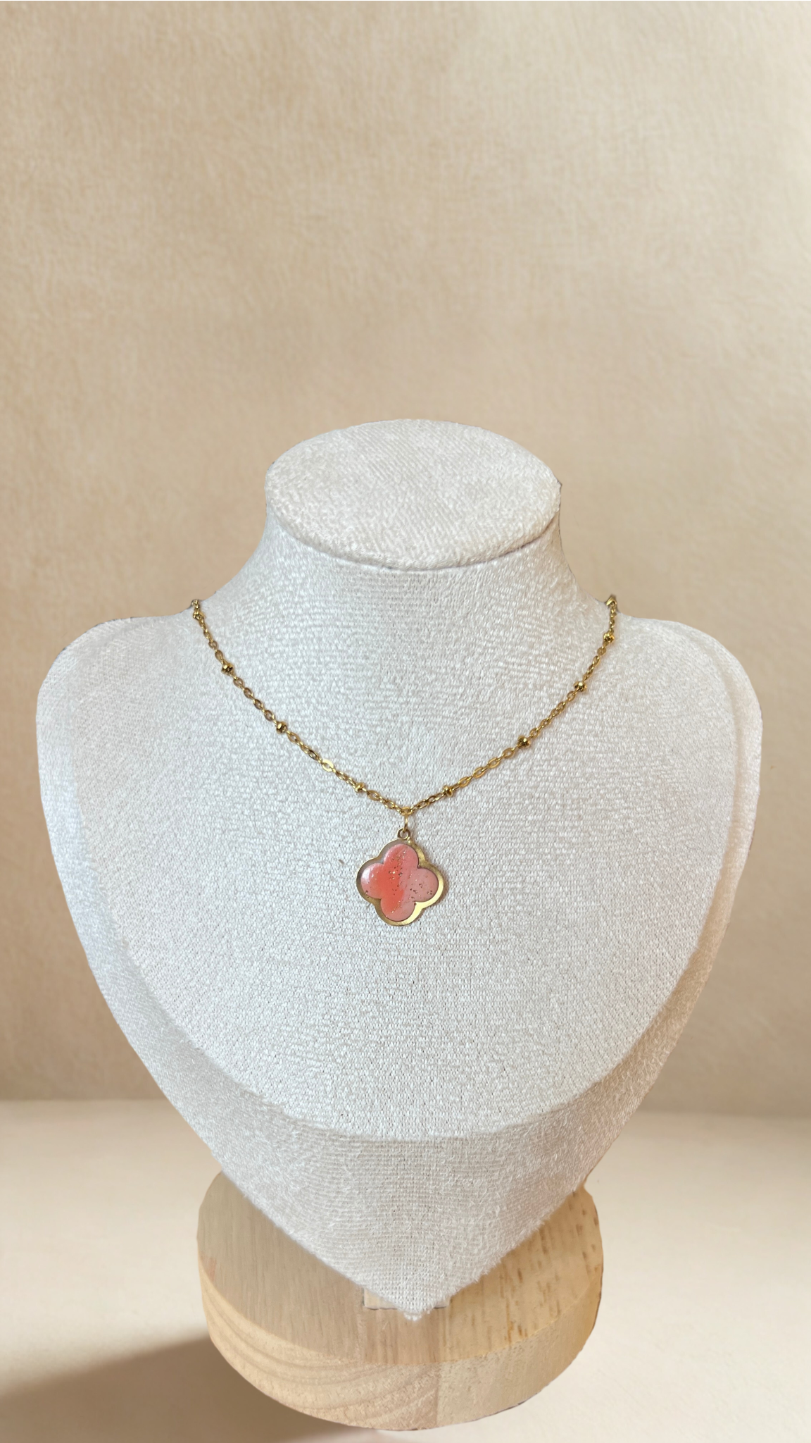 Collier en acier inoxydable avec pendentif en argile polymère - coloris rose pâle