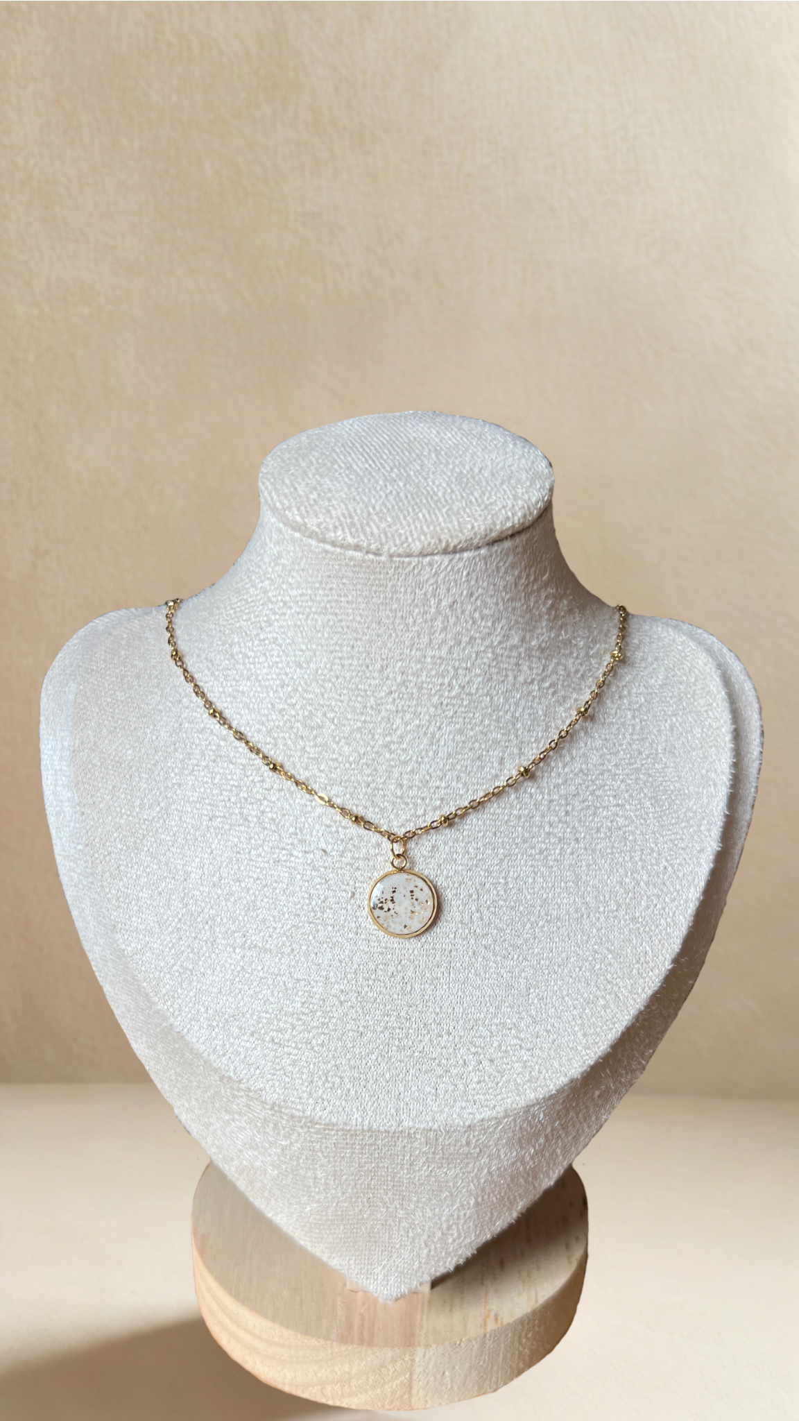 Collier en acier inoxydable avec pendentif en argile polymère - coloris blanc