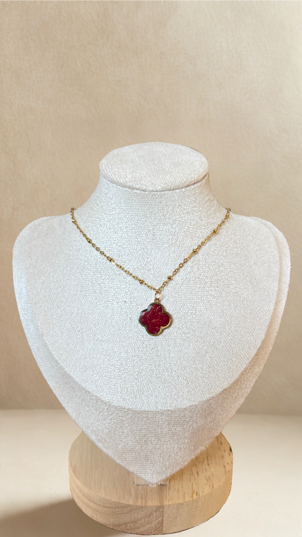 Collier en acier inoxydable avec pendentif en argile polymère - coloris rouge