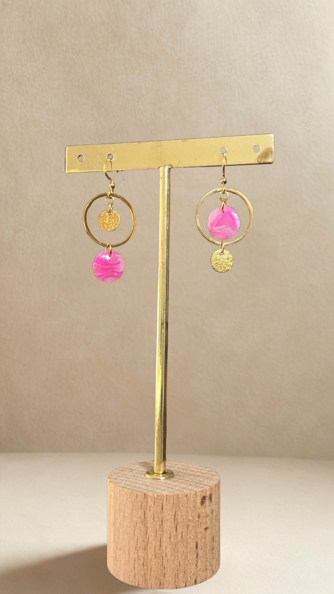 Boucles d'oreilles asymétriques Iris - coloris rose fuchsia