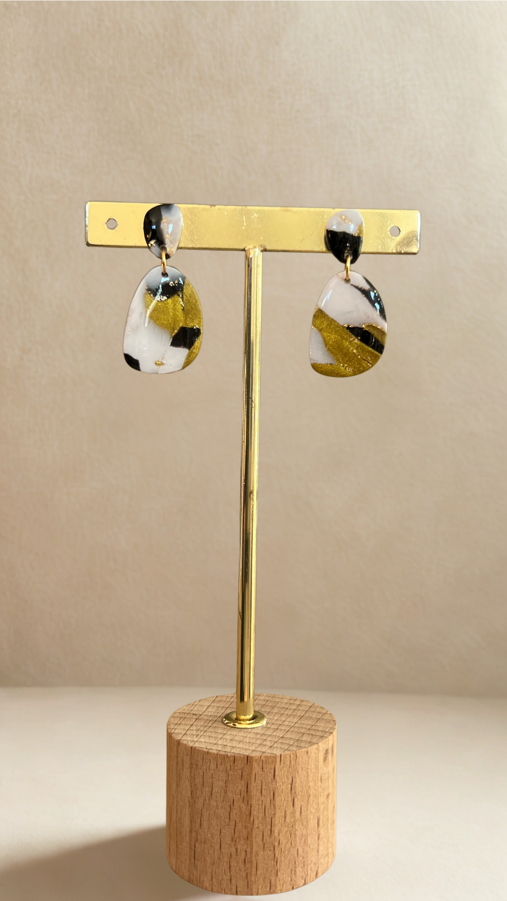 Boucles d'oreilles Ava - coloris blanc, noir et doré
