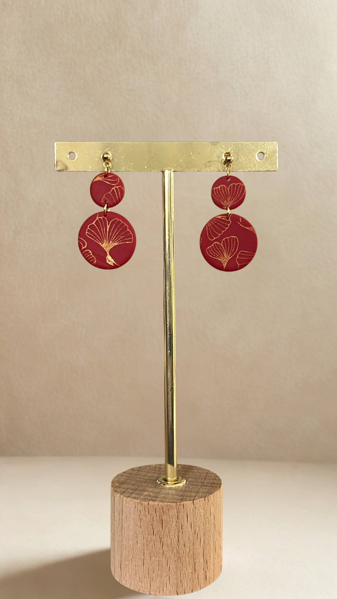 Boucles d'oreilles Cassandre - coloris bordeaux feuille de Ginko