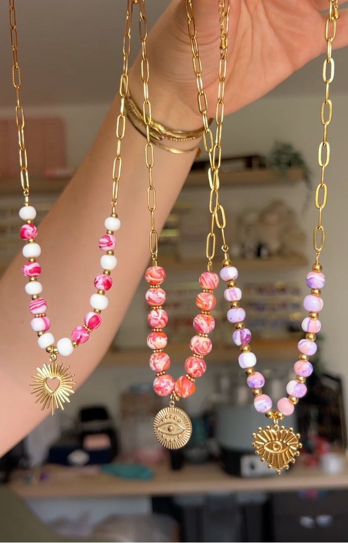 Collier en acier inoxydable avec perles en argile polymère