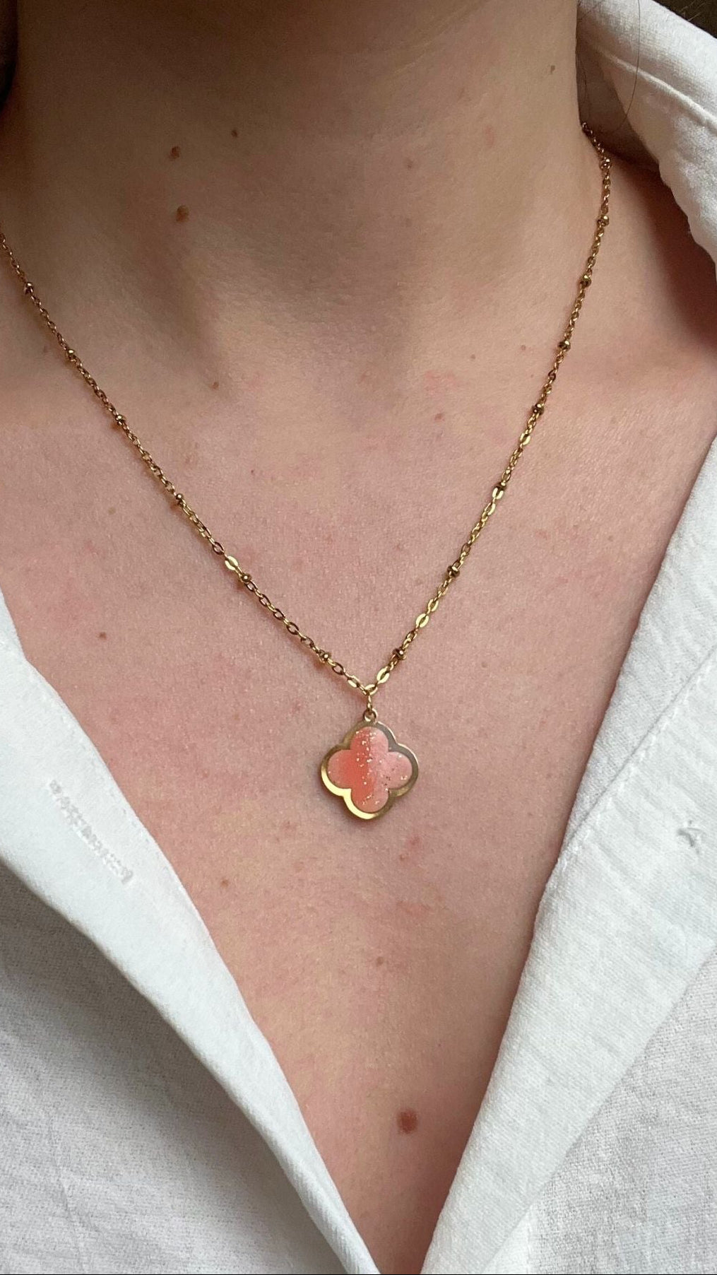 Collier en acier inoxydable avec pendentif en argile polymère - coloris rose pâle