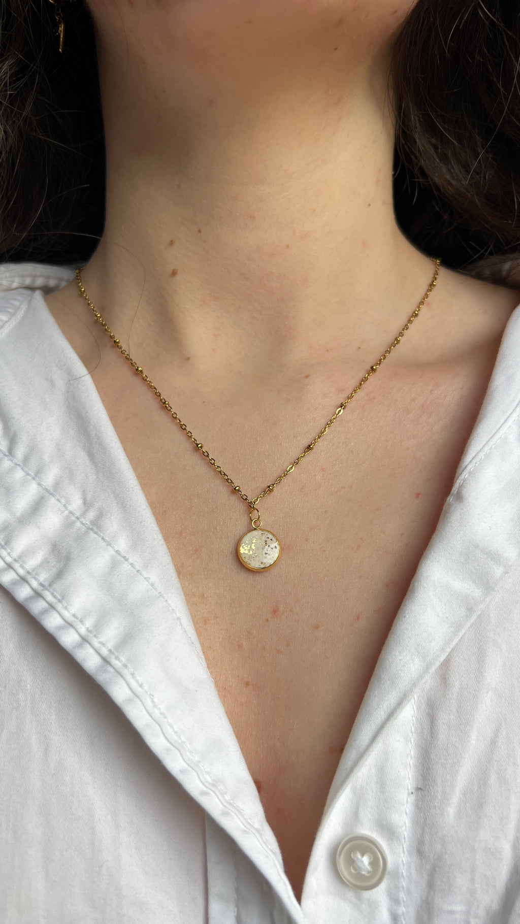 Collier en acier inoxydable avec pendentif en argile polymère - coloris blanc