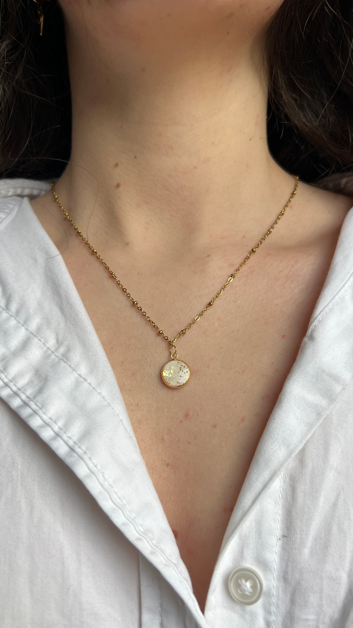 Collier en acier inoxydable avec pendentif en argile polymère - coloris blanc