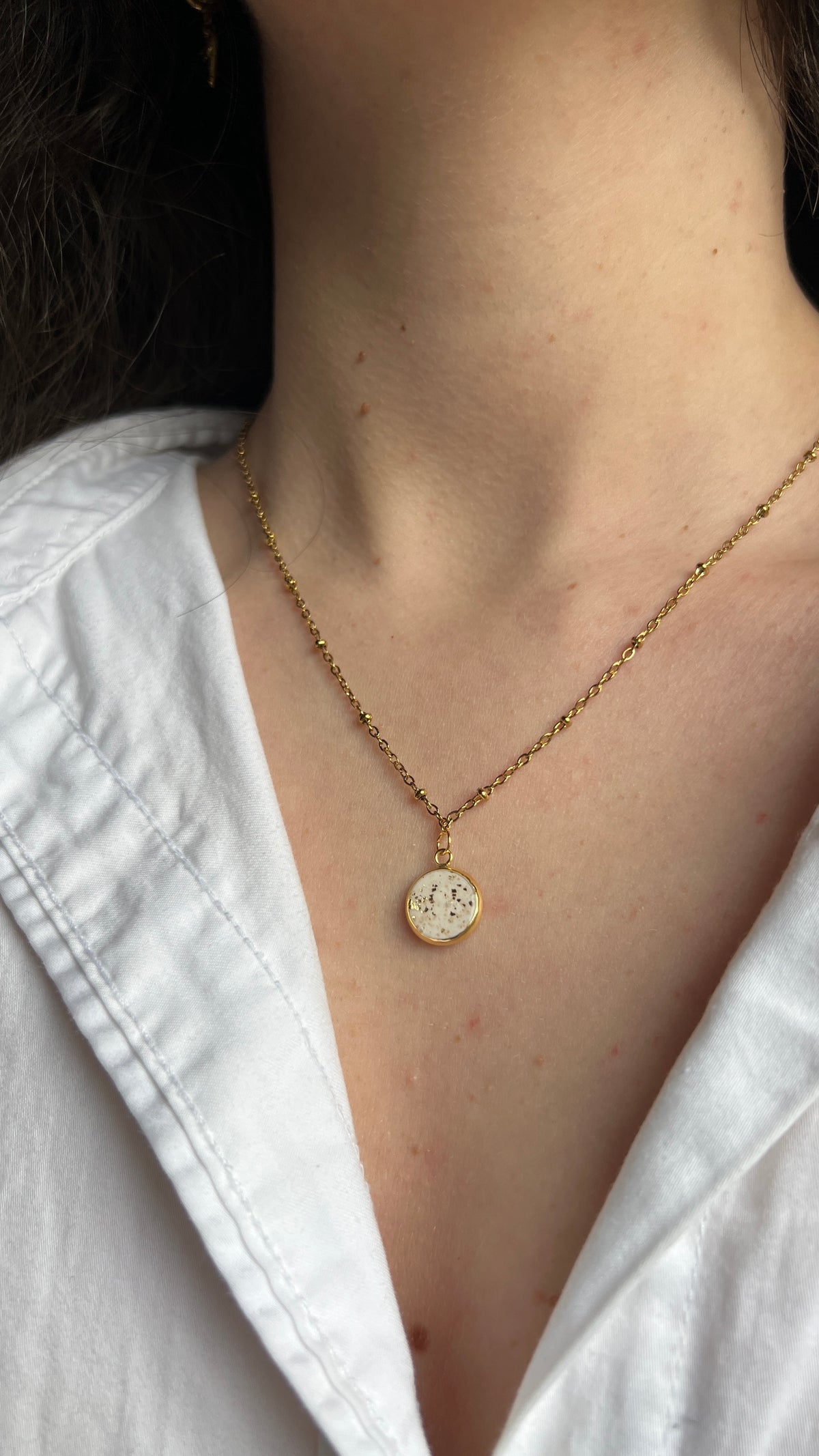 Collier en acier inoxydable avec pendentif en argile polymère - coloris blanc
