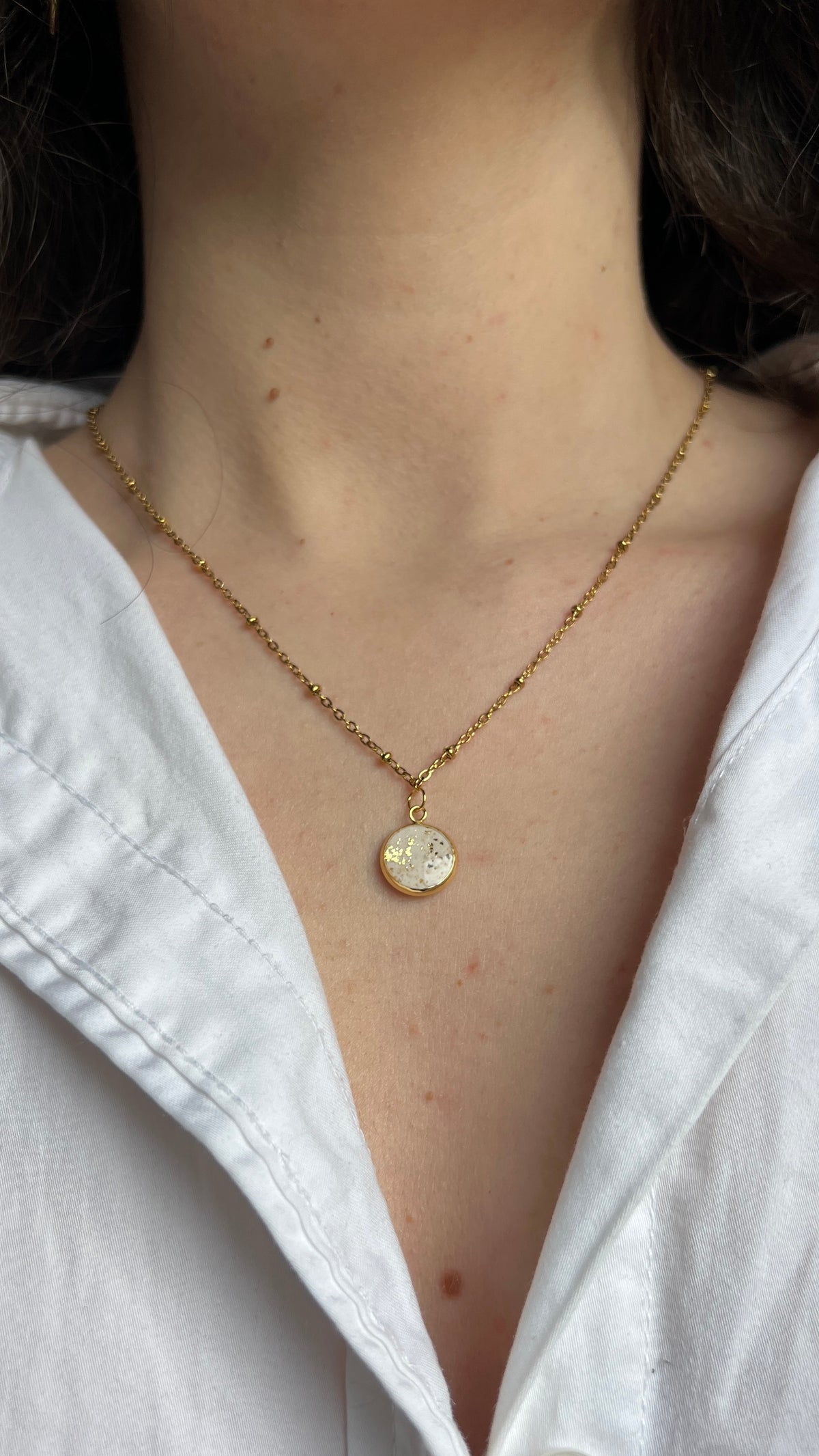 Collier en acier inoxydable avec pendentif en argile polymère - coloris blanc