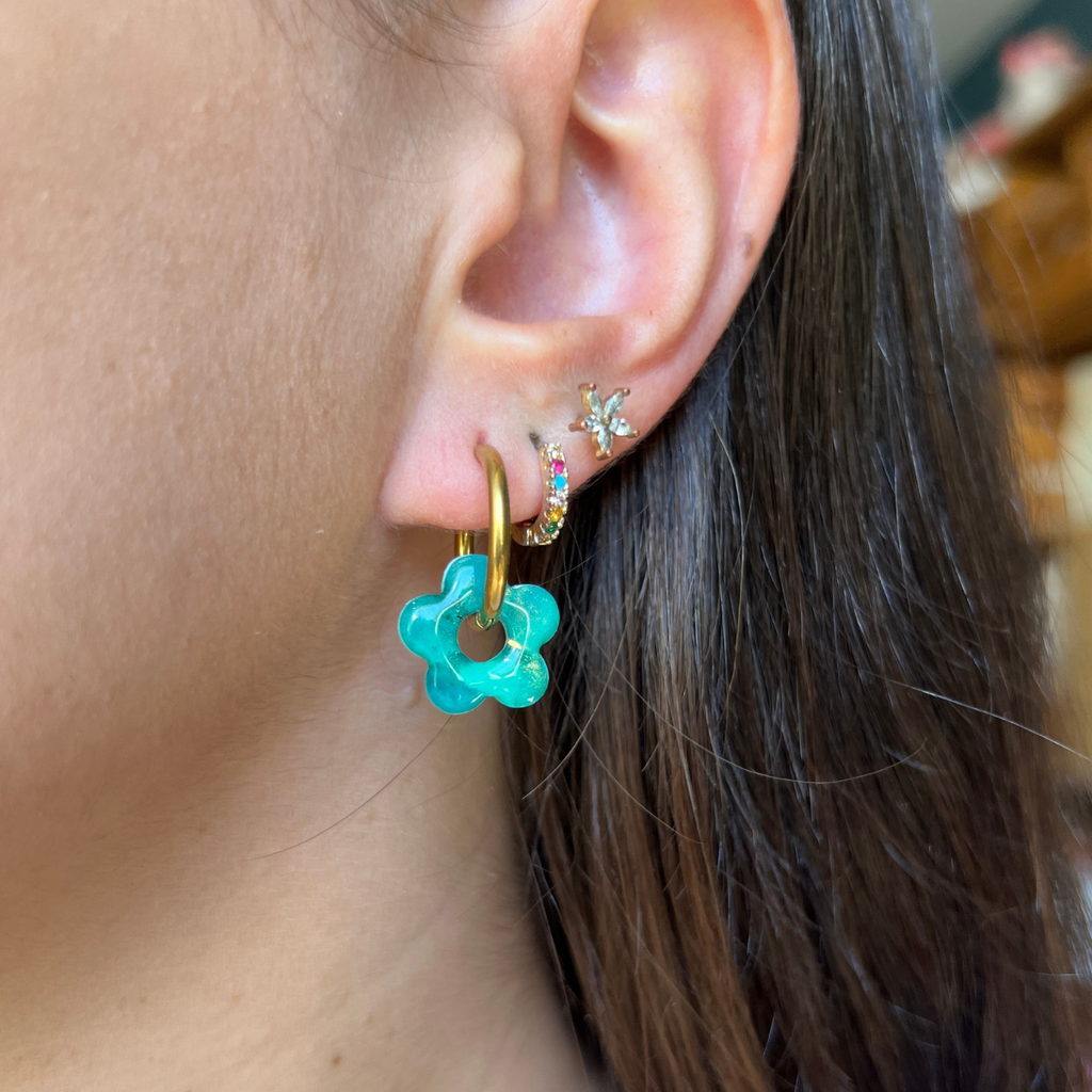 Pampille ronde Mila turquoise irisé portée à l'oreille, créole automne 2026