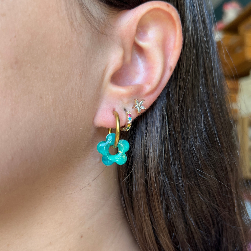 Gros plan pampille Mila turquoise irisé, bijou fait main en argile polymère