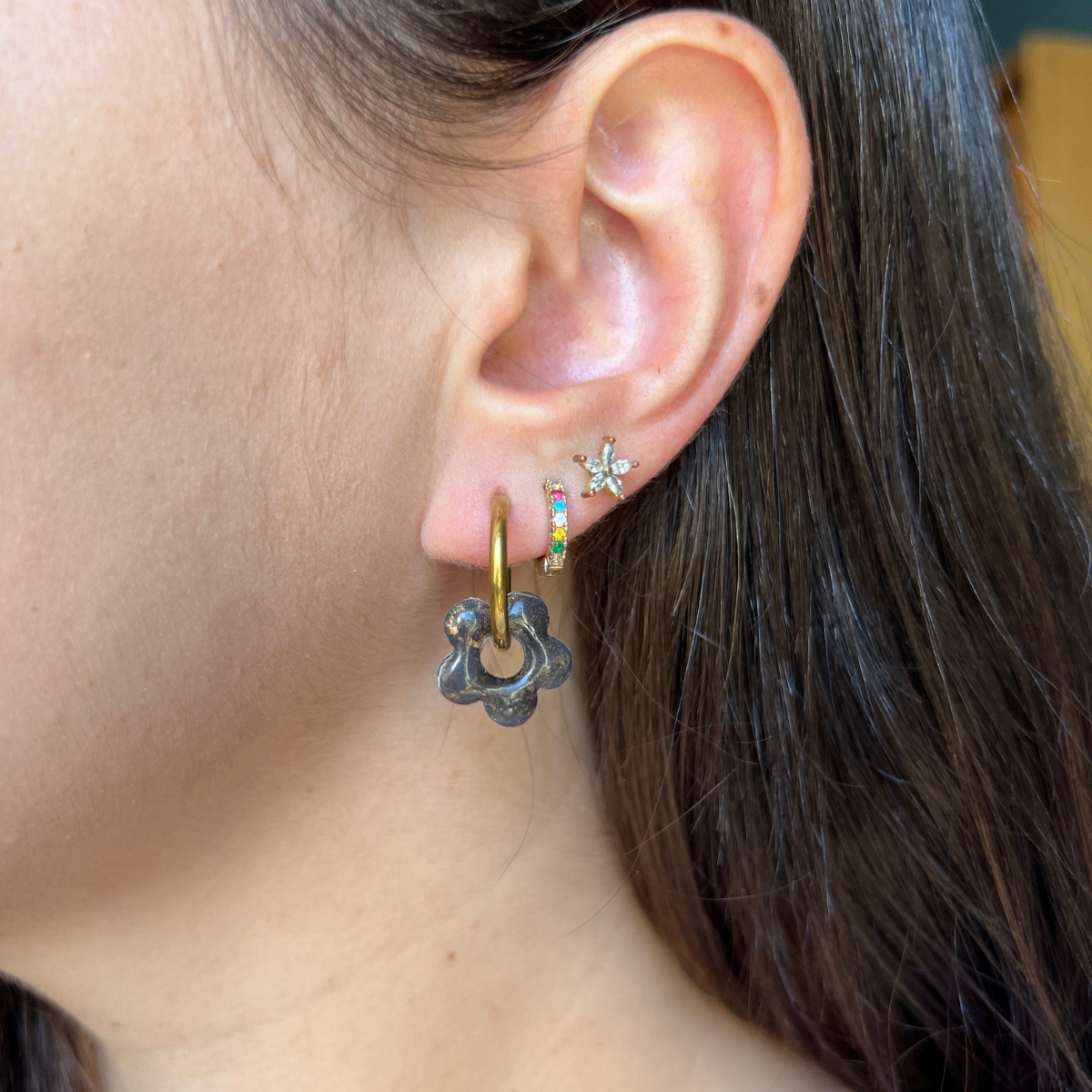 Pampille ronde Mila gris anthracite doré portée à l'oreille, créole automne 2026