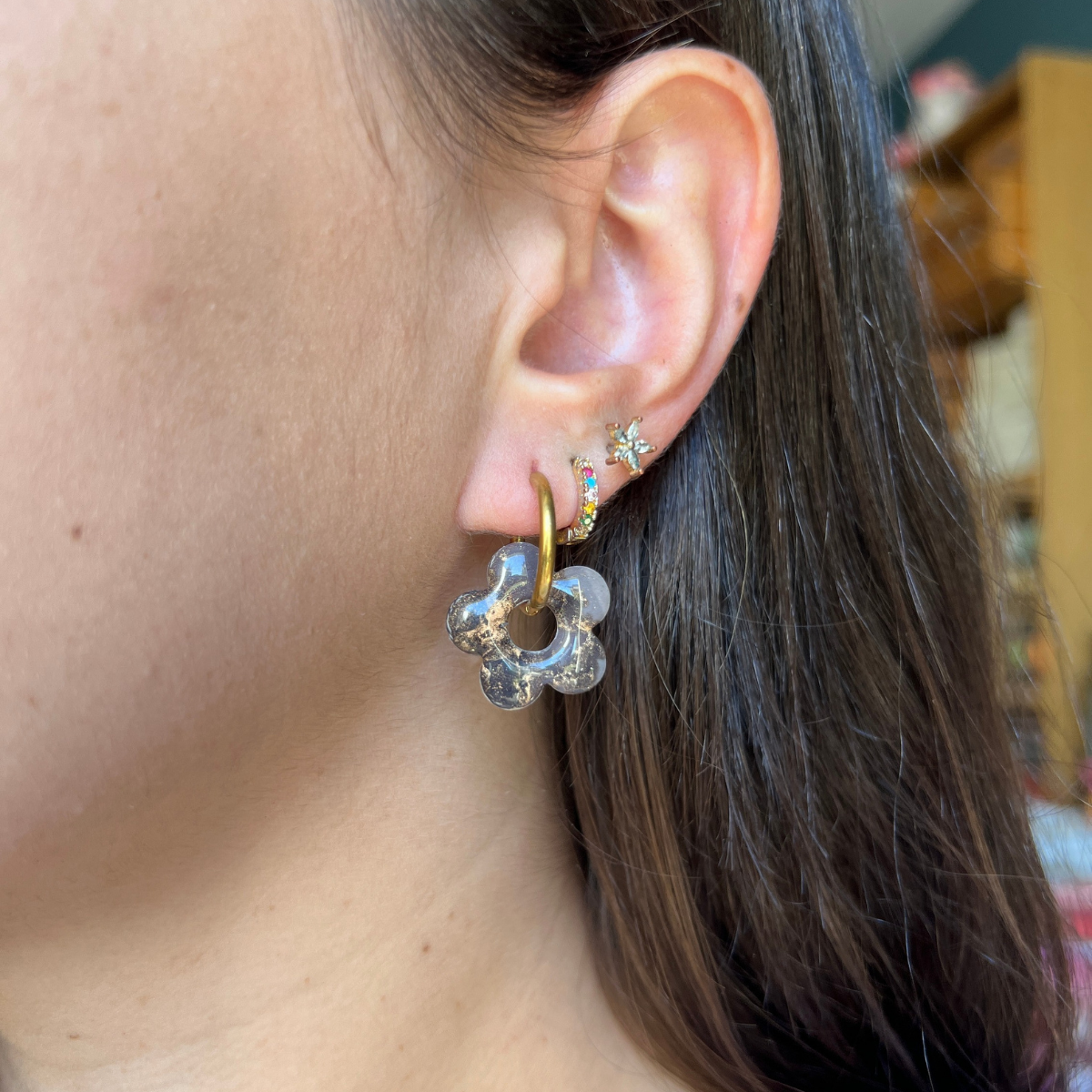 Pampille ronde mini Mila gris anthracite doré portée à l'oreille, bijou fait main