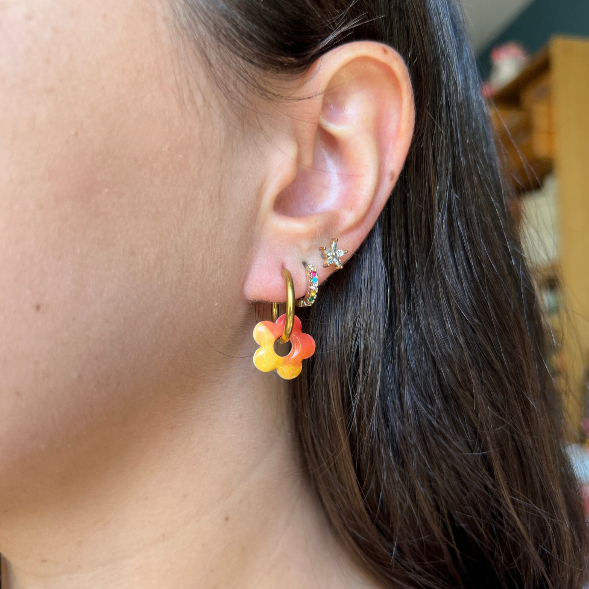 Pampille ronde mini Mila portée à l'oreille, coloris automne, argile polymère