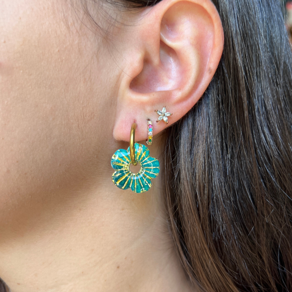 Gros plan pampille Lora turquoise irisé sur créole dorée