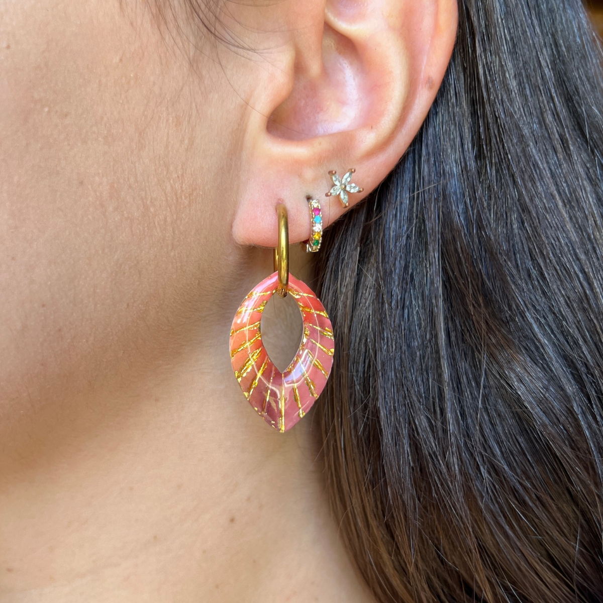 Gros plan de la pampille Ivy terracotta, boucle d'oreille automne