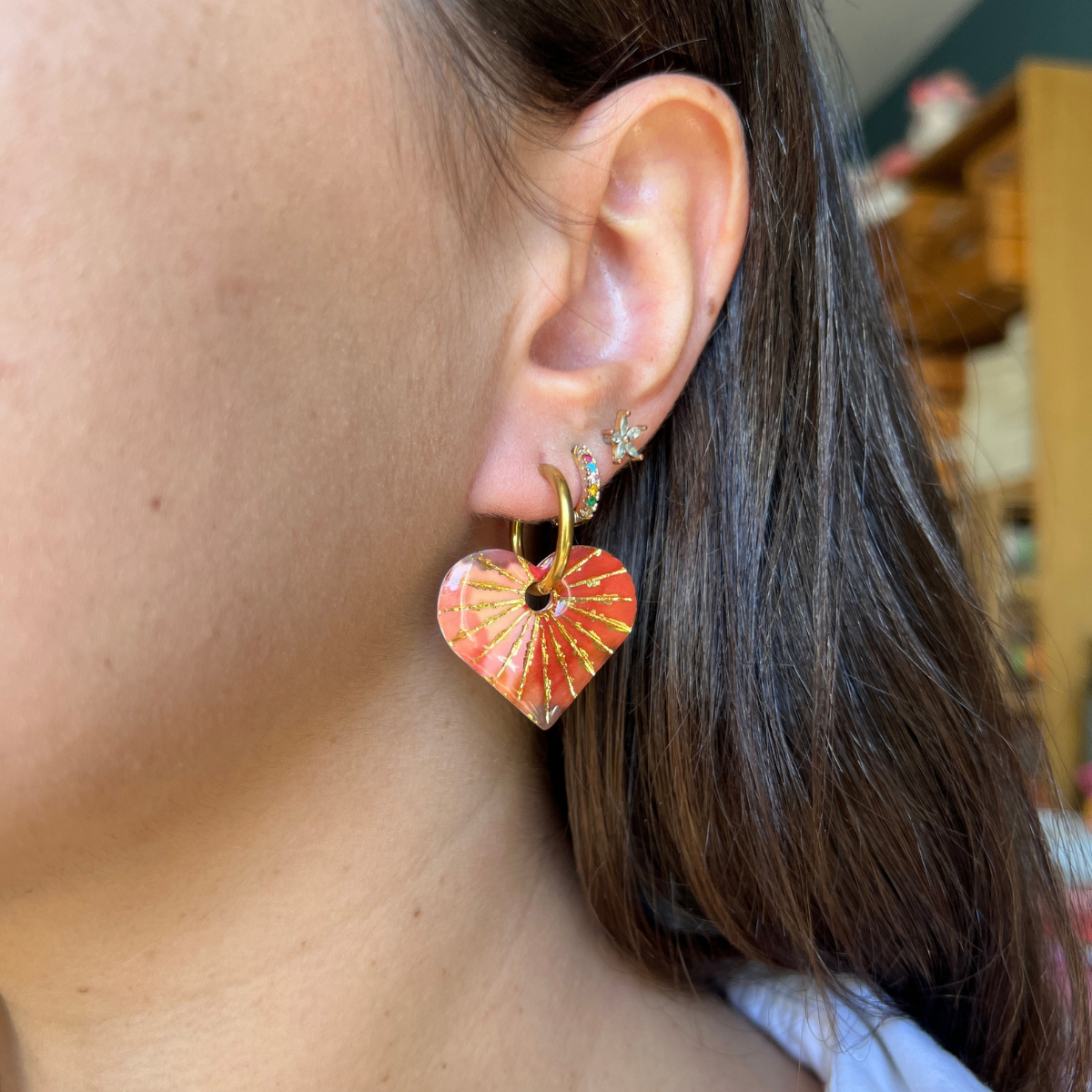 Gros plan de la pampille Amy terracotta, boucle d'oreille automne