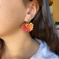 Gros plan de la pampille Rosalie terracotta, boucle d'oreille automne