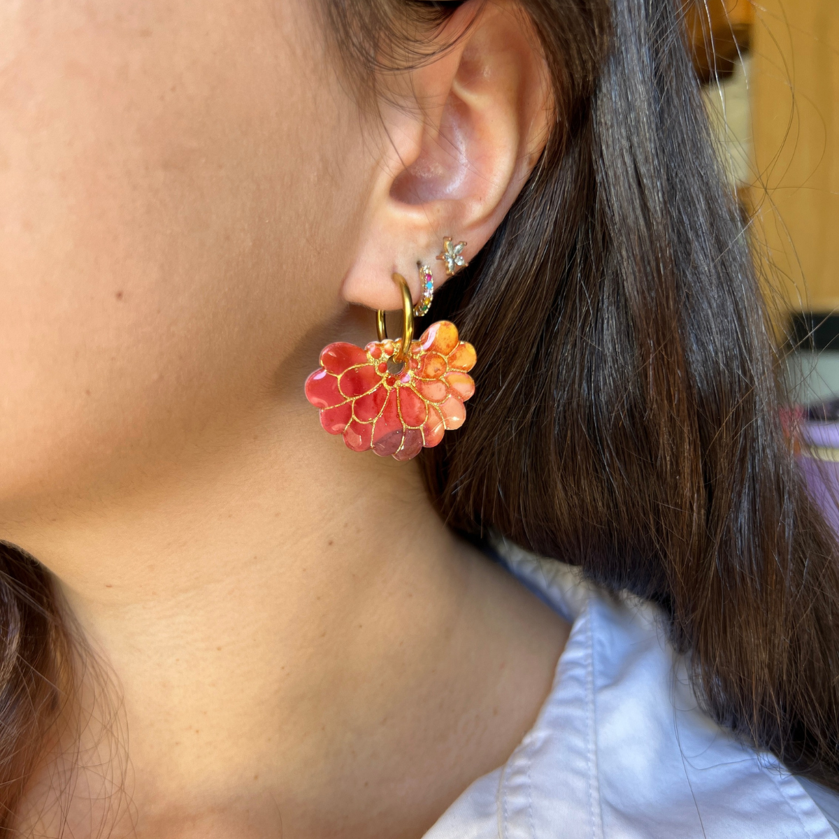 Gros plan de la pampille Rosalie terracotta, boucle d'oreille automne