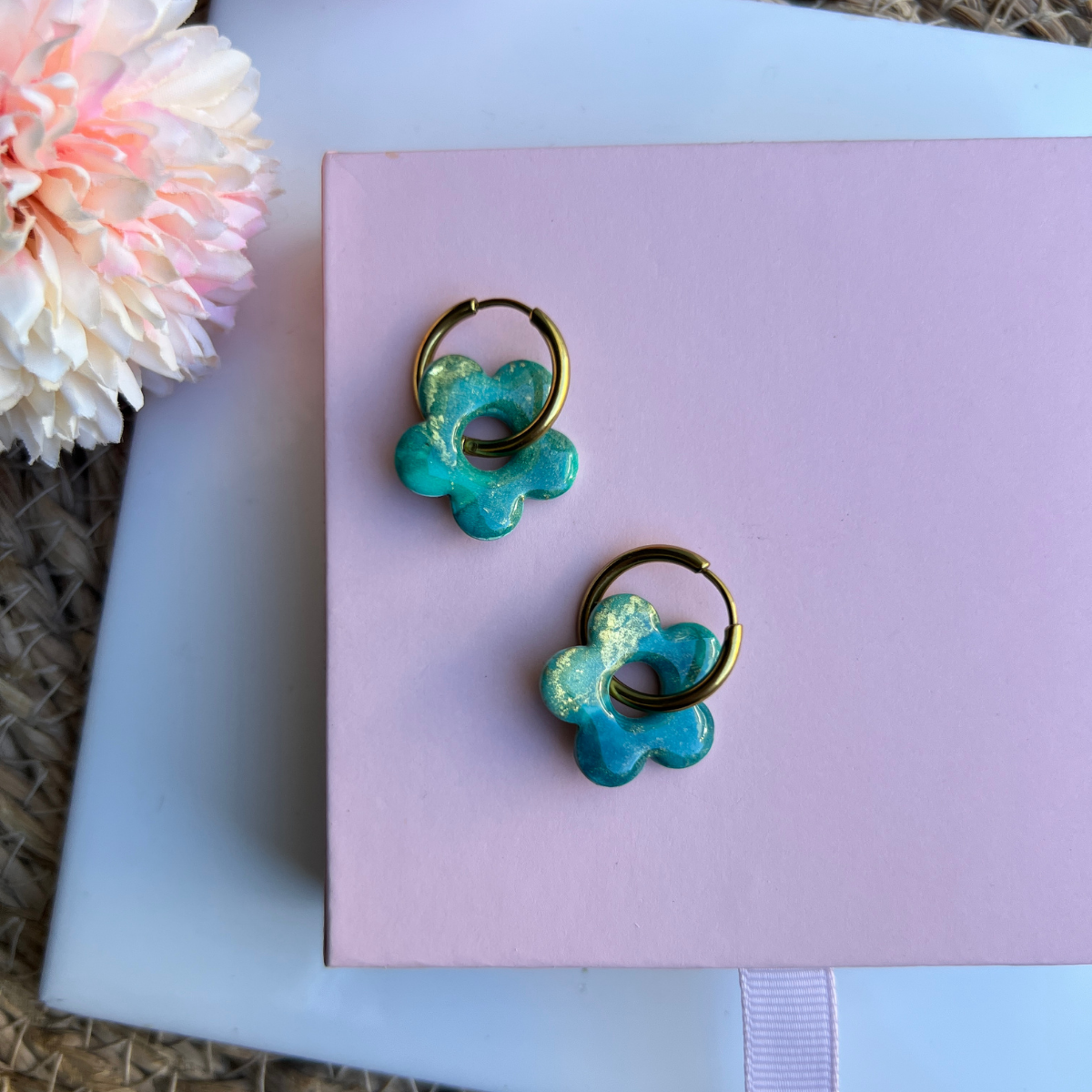 Paire de pampilles Mila turquoise irisé sur créoles dorées, coloris automne