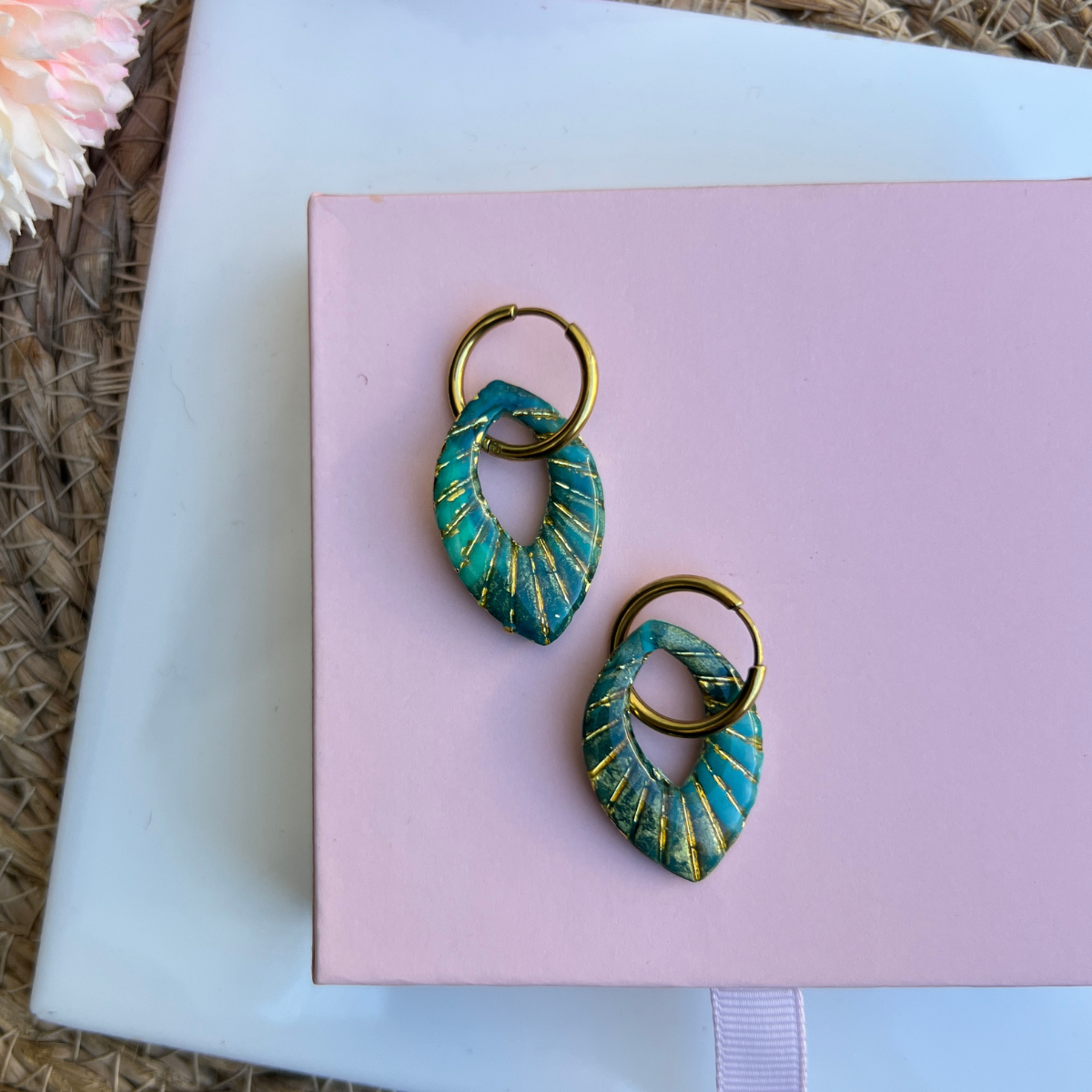 Pampille feuille Ivy coloris turquoise irisé, argile polymère fait main