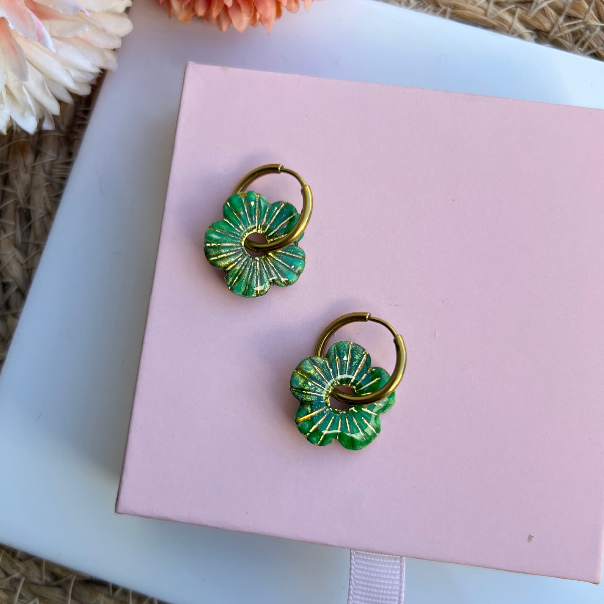 Pampille fleur soleil Lora coloris vert irisé, bijou léger fait main