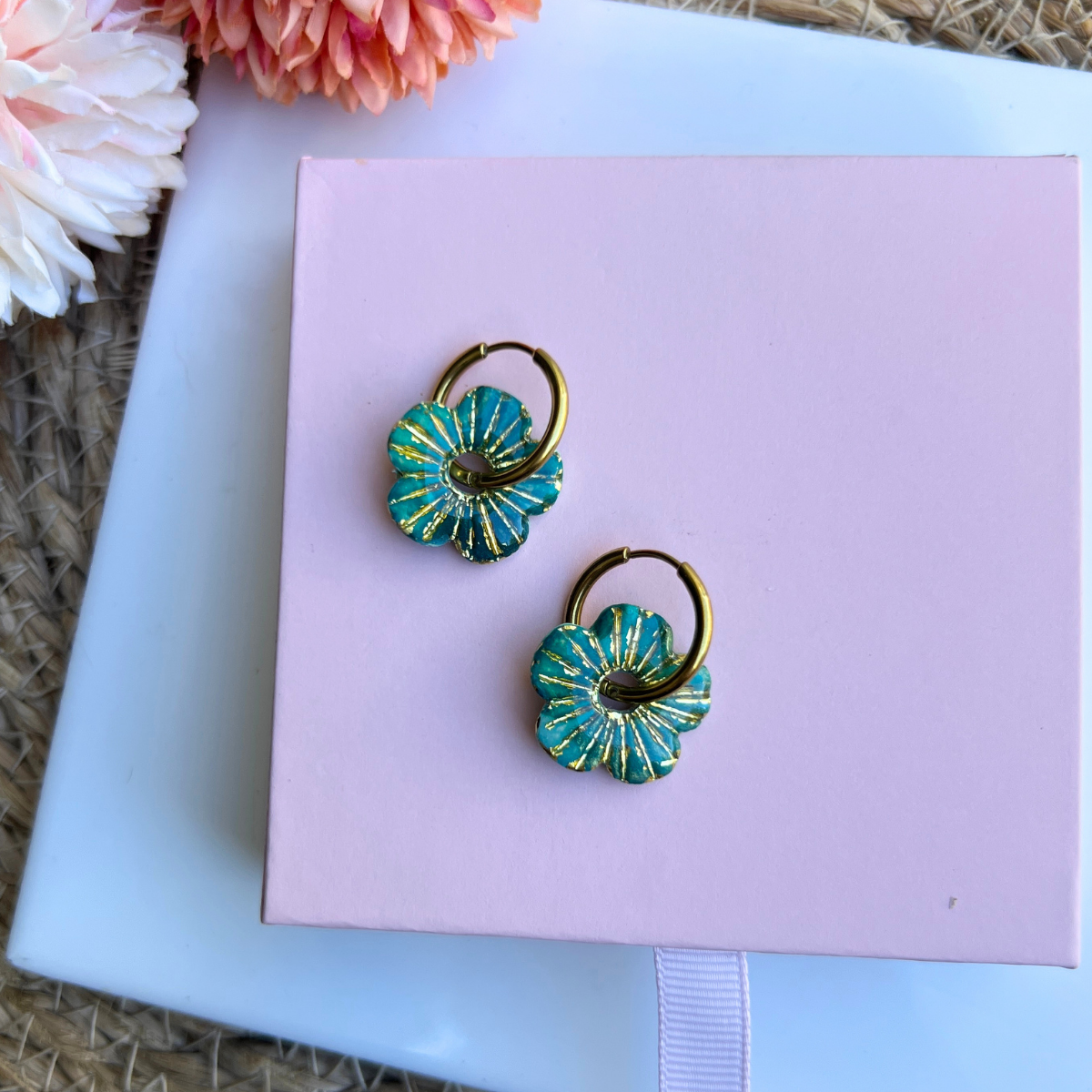 Pampille fleur soleil Lora coloris turquoise irisé, argile polymère fait main