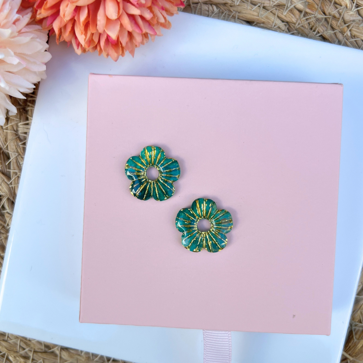 Boucle d'oreille Lora portée à l'oreille, coloris turquoise irisé automne 2026