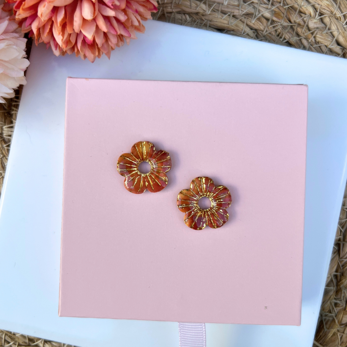 Boucle d'oreille interchangeable Lora coloris terracotta portée à l'oreille