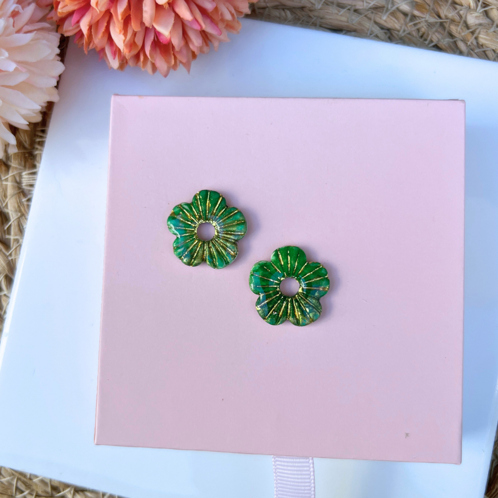 Créole avec pampille Lora vert irisé portée à l'oreille
