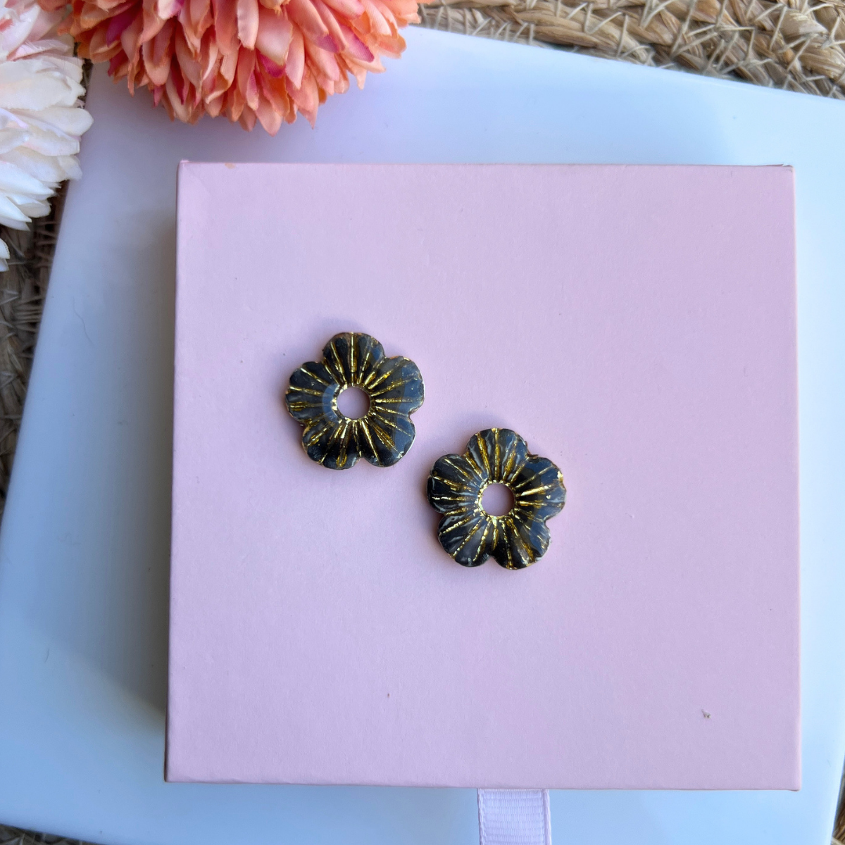 Boucle d'oreille Lora coloris gris anthracite doré, vue de face