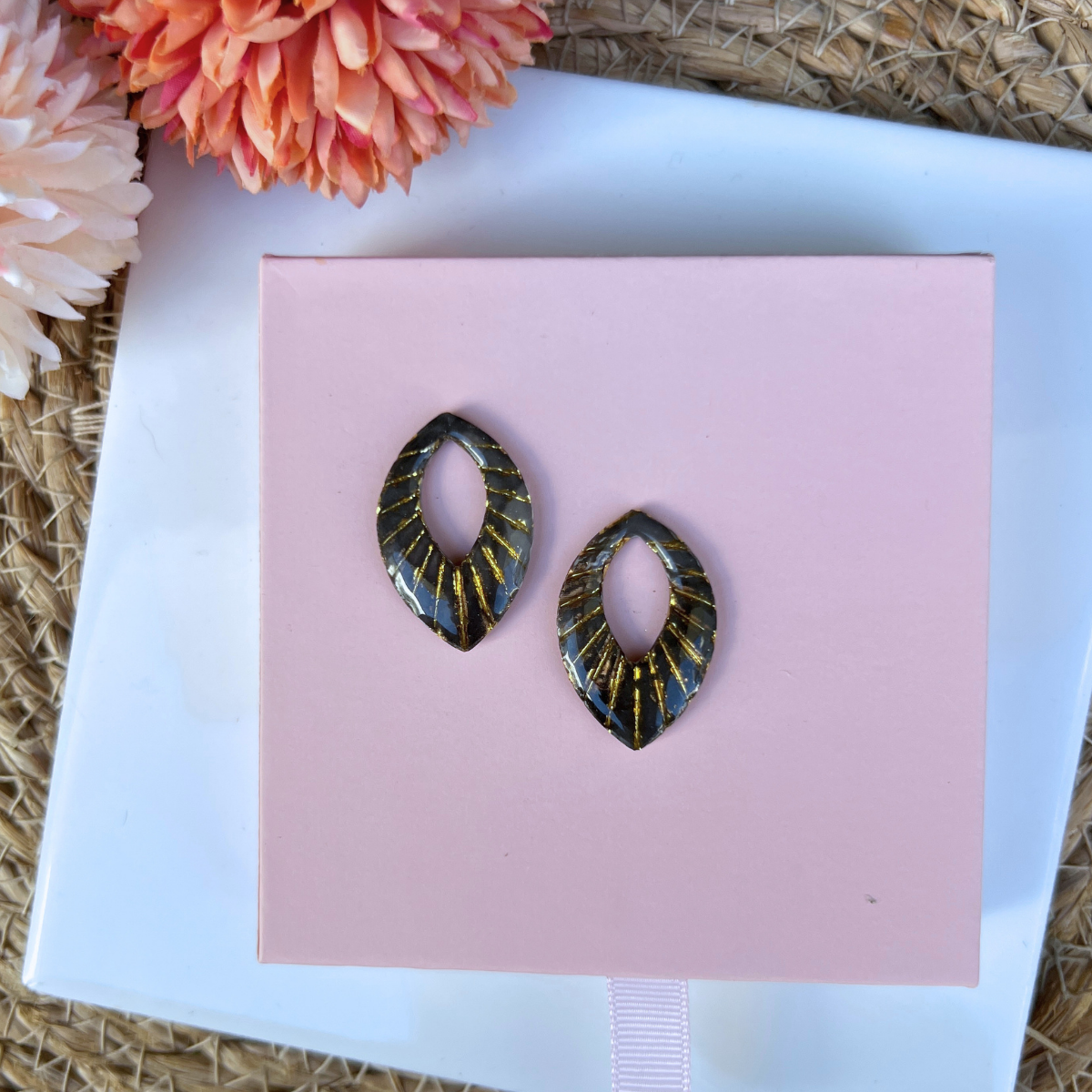 Boucle d'oreille Ivy coloris gris anthracite doré, vue de profil