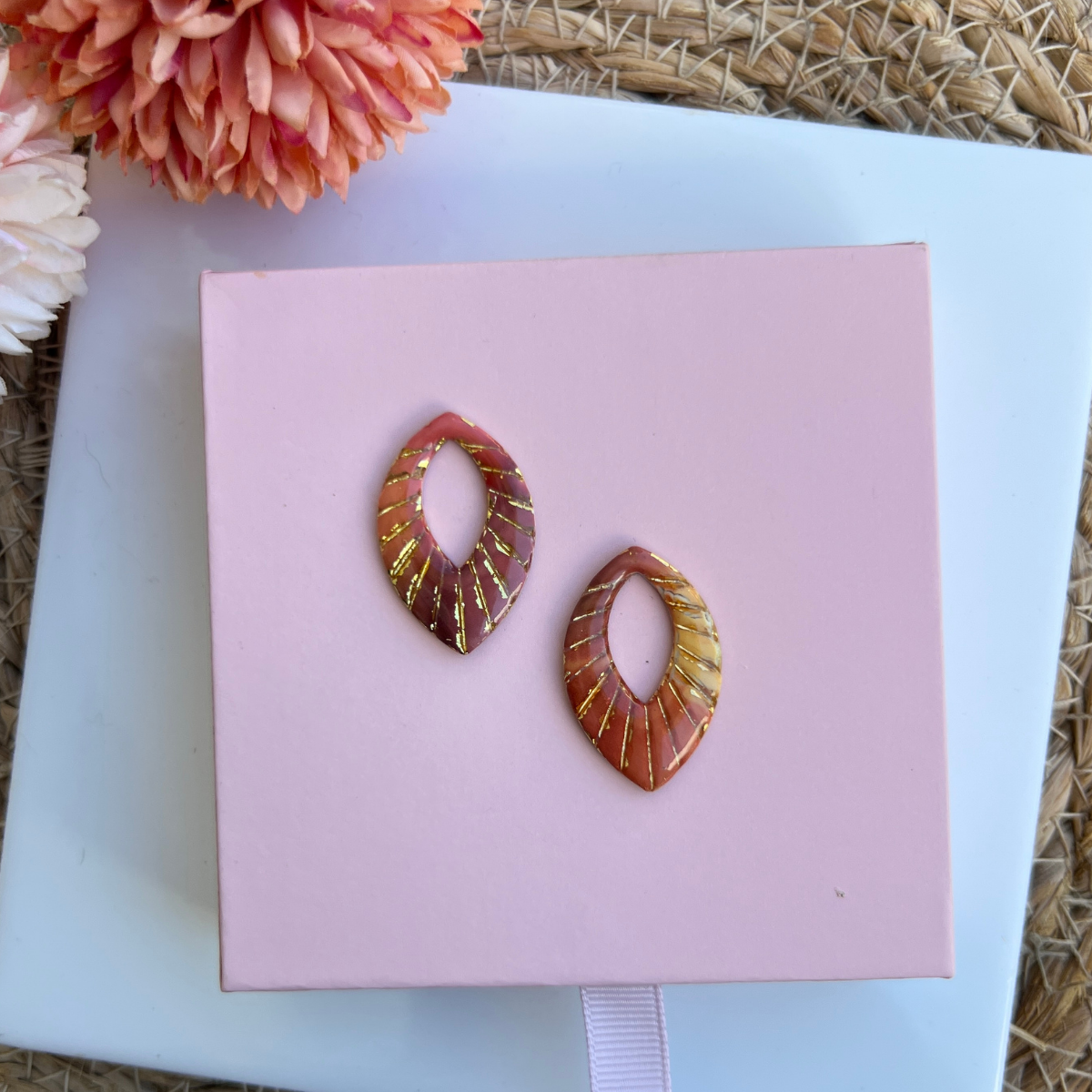 Boucle d'oreille interchangeable Ivy coloris terracotta portée à l'oreille
