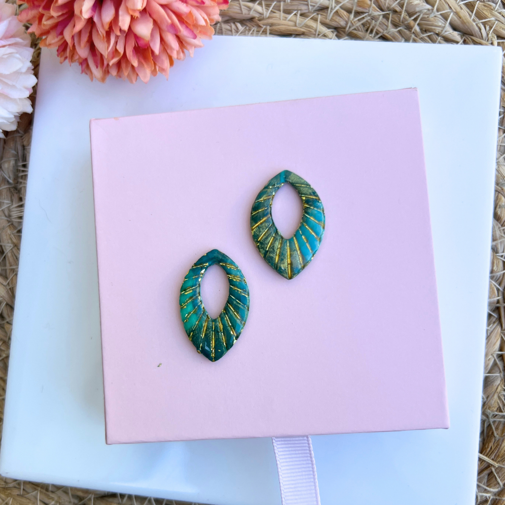 Boucle d'oreille Ivy portée à l'oreille, coloris turquoise irisé