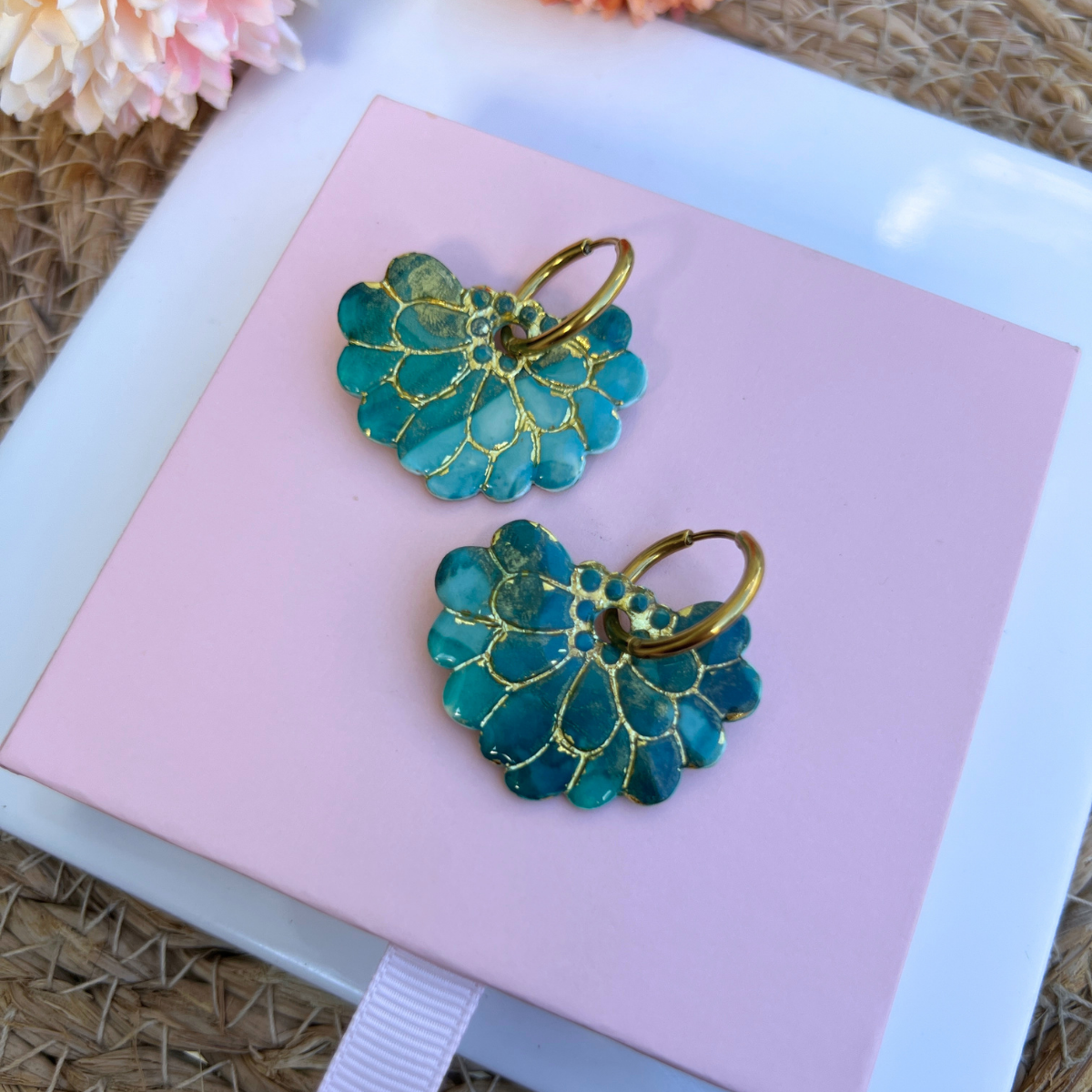 Pampille fleur dahlia Rosalie coloris turquoise irisé, argile polymère fait main