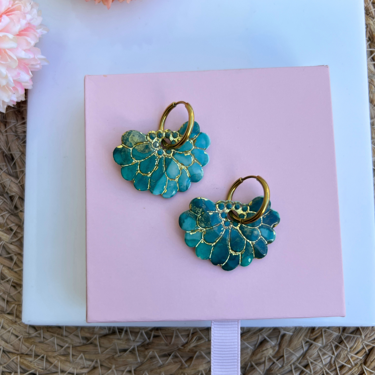 Détail texture de la pampille fleur Rosalie turquoise irisé