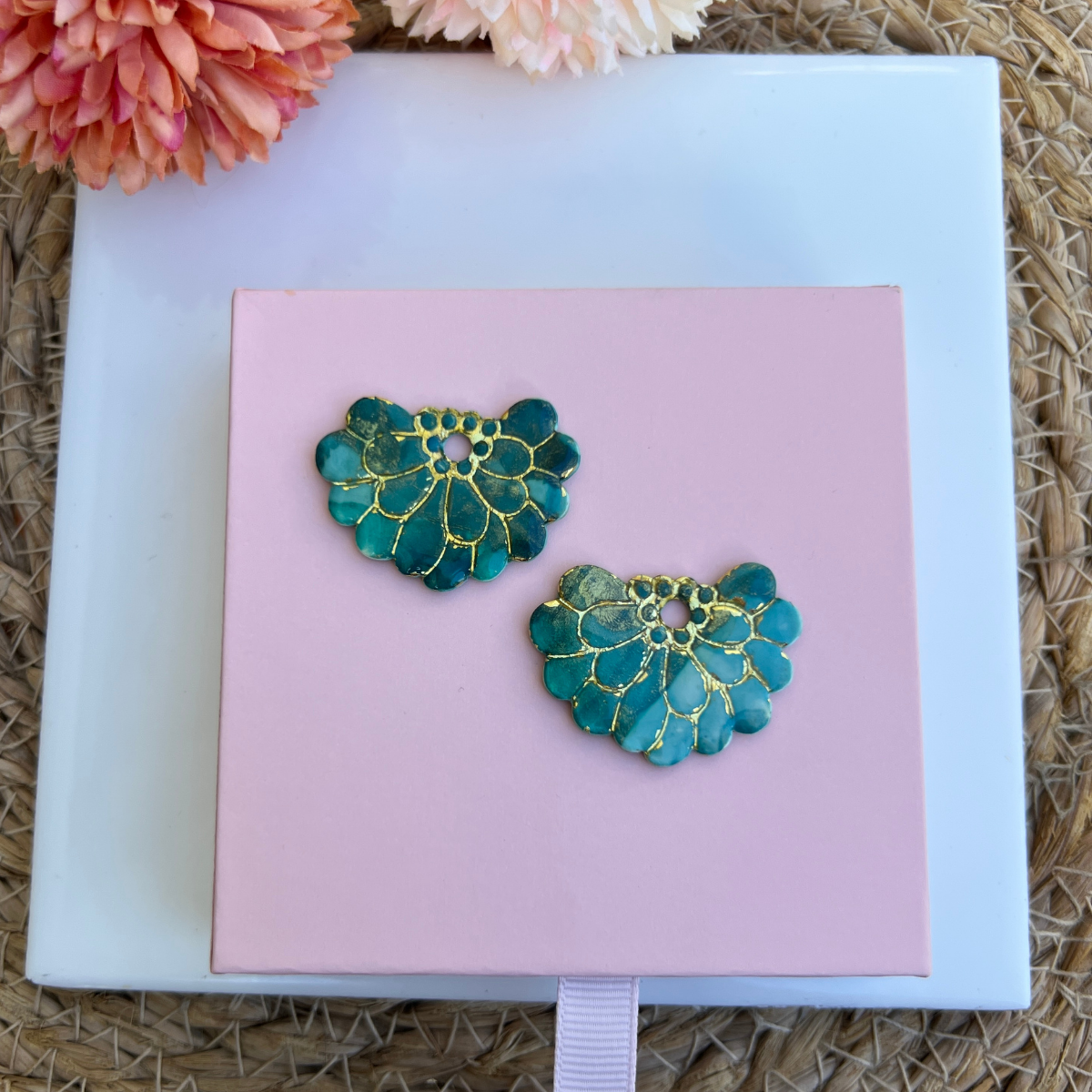 Boucle d'oreille Rosalie portée à l'oreille, coloris turquoise irisé
