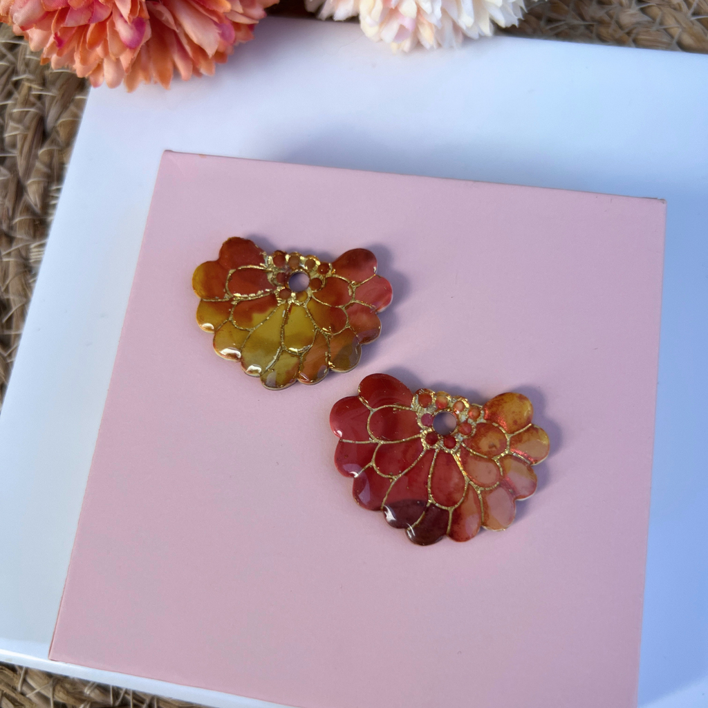 Boucle d'oreille interchangeable Rosalie coloris terracotta portée à l'oreille