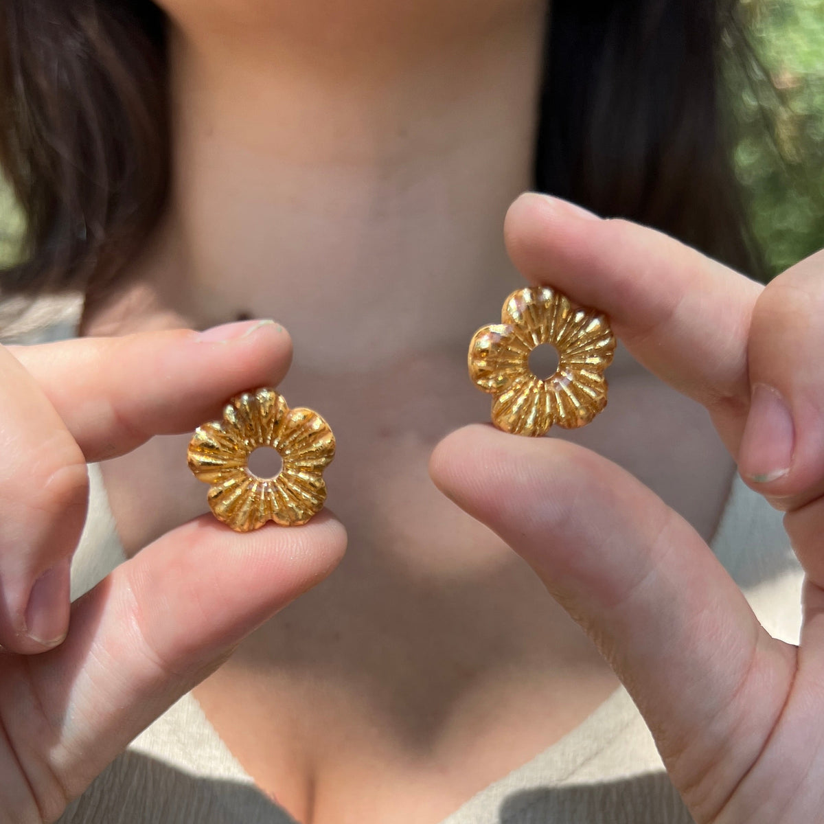 boucles d oreilles fleur dorées et légères Image