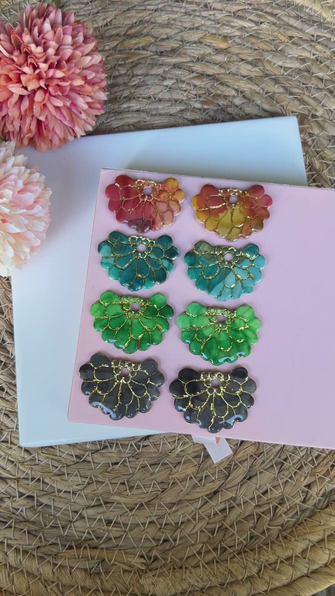 Vidéo boucle d'oreille Rosalie - pampille fleur dahlia interchangeable, bijou artisanal automne 2026