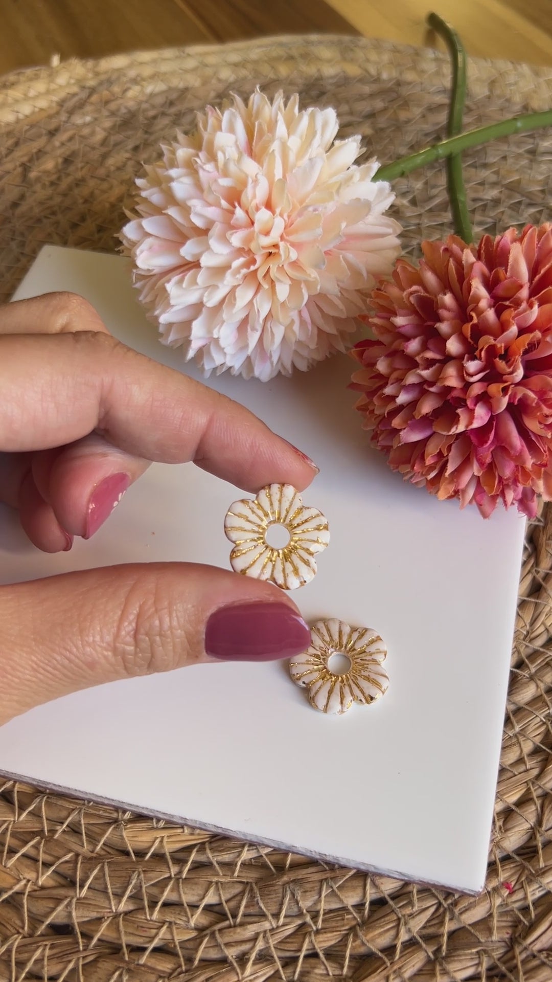 Boucle d'oreille légères et interchangeables en forme de fleur, couelur blanc et doré
