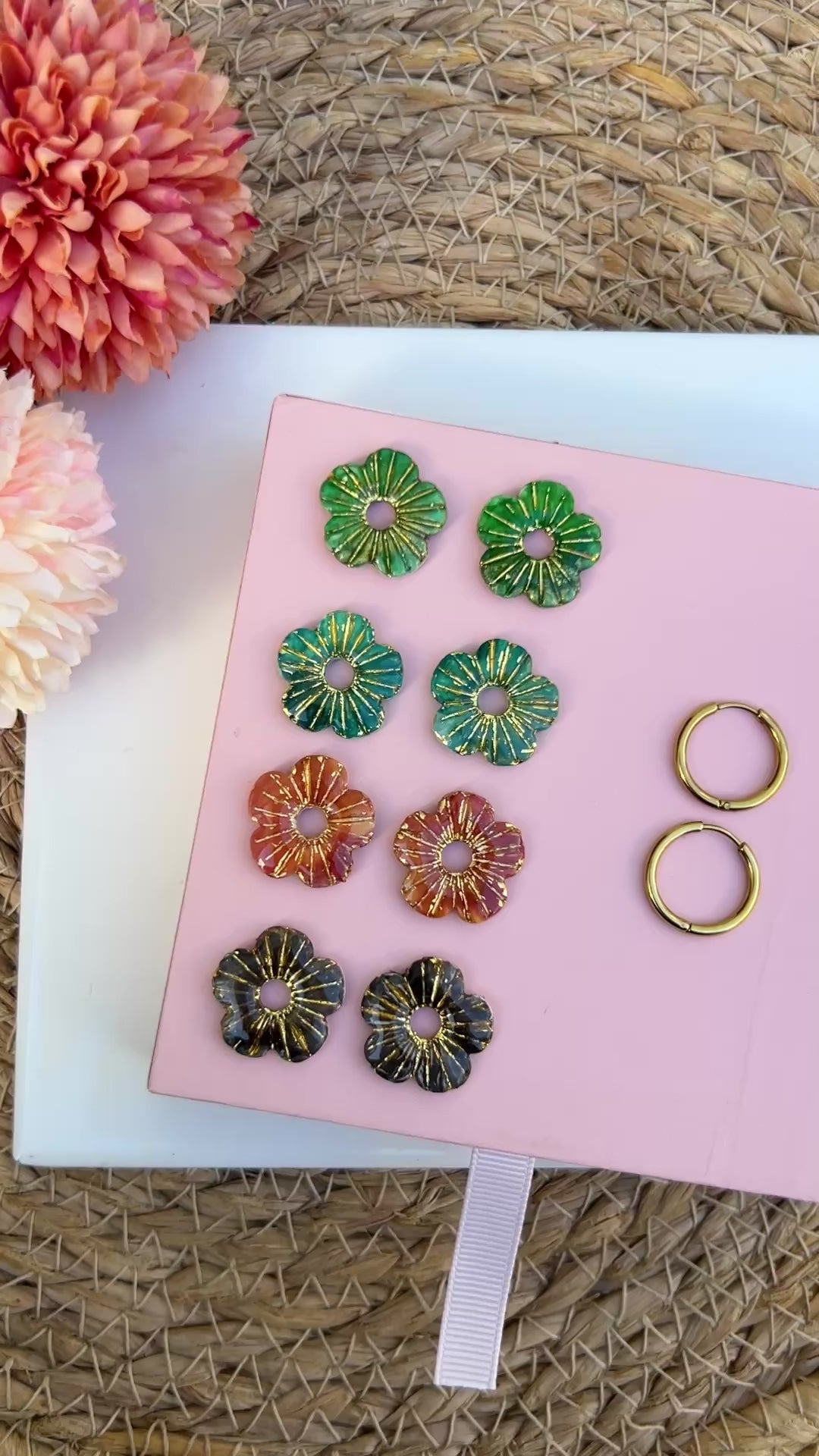 Vidéo boucle d'oreille Lora - pampille fleur soleil interchangeable en argile polymère, créole automne 2026